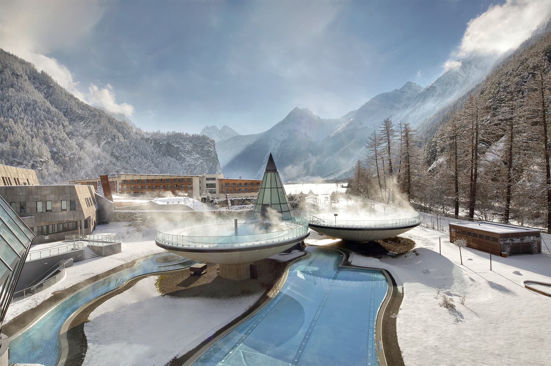 Therme AQUA DOME Tirol Außenbereich im Winter