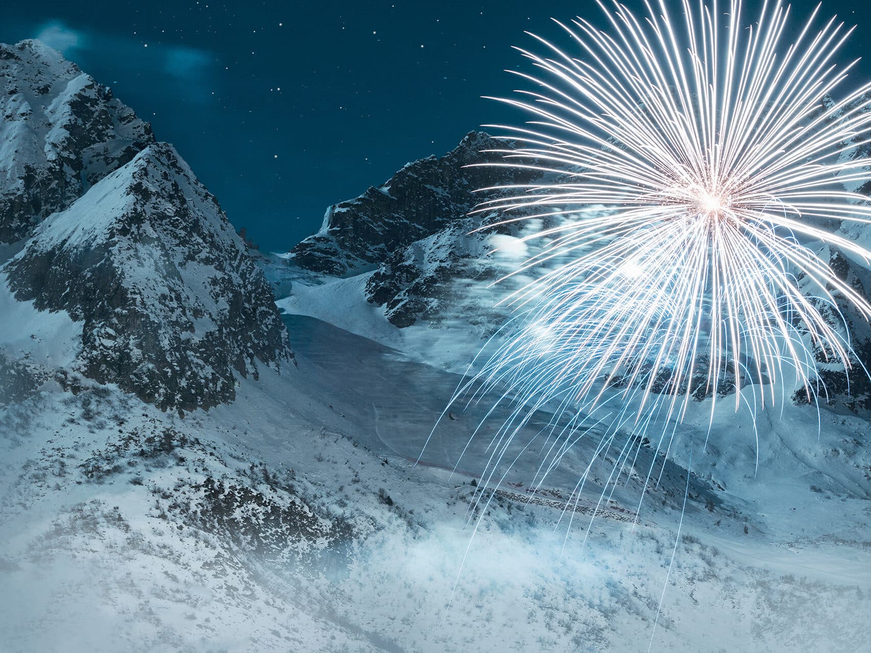 Unter einem sternenklaren Nachthimmel explodieren Feuerwerke über schneebedeckten Berggipfeln.