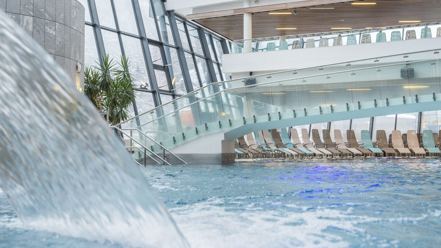 Innenbecken im Thermendom, dem Herzstück der Therme AQUA DOME Tirol