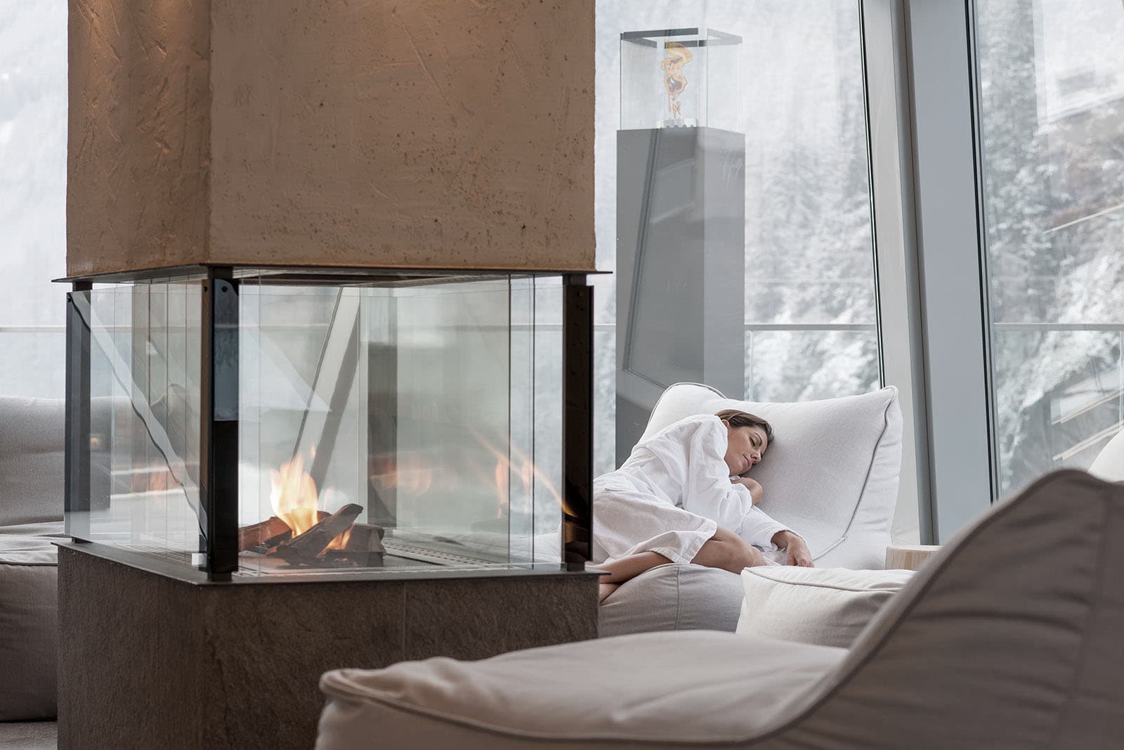 Frau relaxt im Ruheraum der AQUA DOME Therme