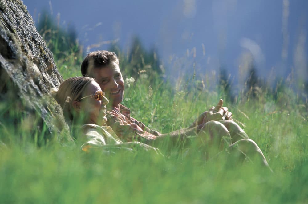 Pärchen relaxt in der Wiese