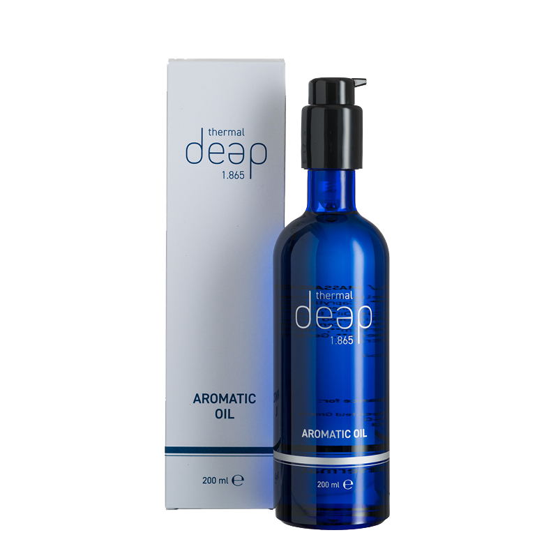 Die blaue Flasche Thermal Deep 1.865 Aromatic Oil mit praktischem Pumpspender steht elegant neben der schlichten weißen Verpackung.