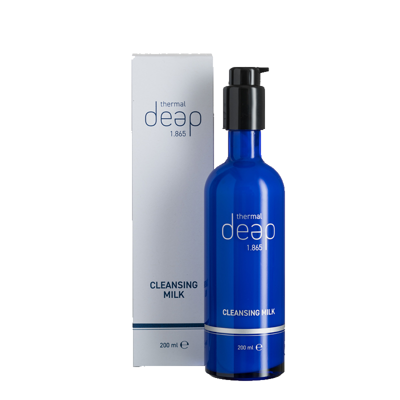 Die blaue Flasche „Thermal Deap 1.865 Cleansing Milk“ mit Pumpspender steht elegant neben der passenden weißen Box und zieht mit ihrem schlichten Design alle Blicke auf sich. Das großzügige Fassungsvermögen von 200 ml sorgt für ausreichend Nachschub bei Ihrer Hautpflegeroutine.