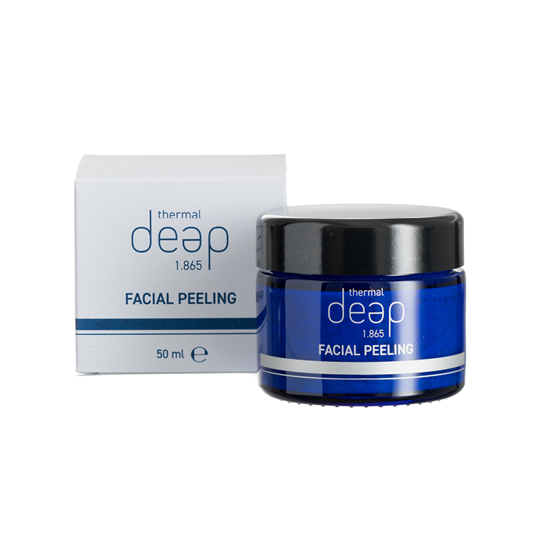 Ein blauer Tiegel mit der Aufschrift „Thermal Deep Facial Peeling“ steht neben der dazu passenden weiß-blauen Verpackung. Der Tiegel fasst 50 ml und verspricht revitalisierende Haut bei jeder Anwendung.