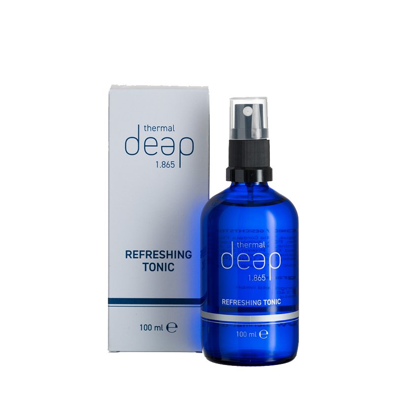 Die blaue Sprühflasche mit der Aufschrift „Thermal Deep 1.865 Refreshing Tonic“ steht elegant neben der passenden Box und strahlt Raffinesse aus. Dieser 100-ml-Genuss fängt die Essenz der Frische ein und ist perfekt, um Ihre tägliche Routine zu beleben.