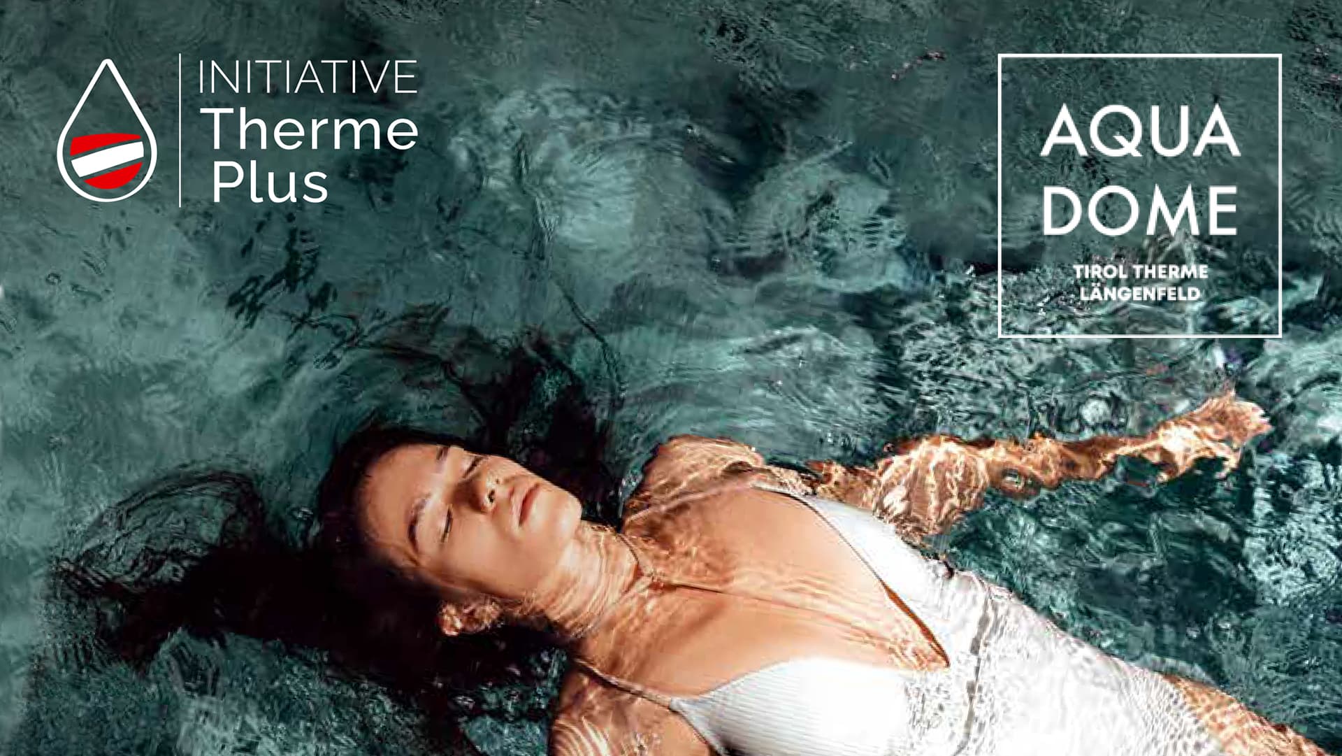 Eine Frau in einem weißen Badeanzug schwimmt auf dem Rücken in einem Becken, auf dem die Logos der Initiative Therme Plus und des Aqua Dome Tirol Therme Längenfeld zu sehen sind.