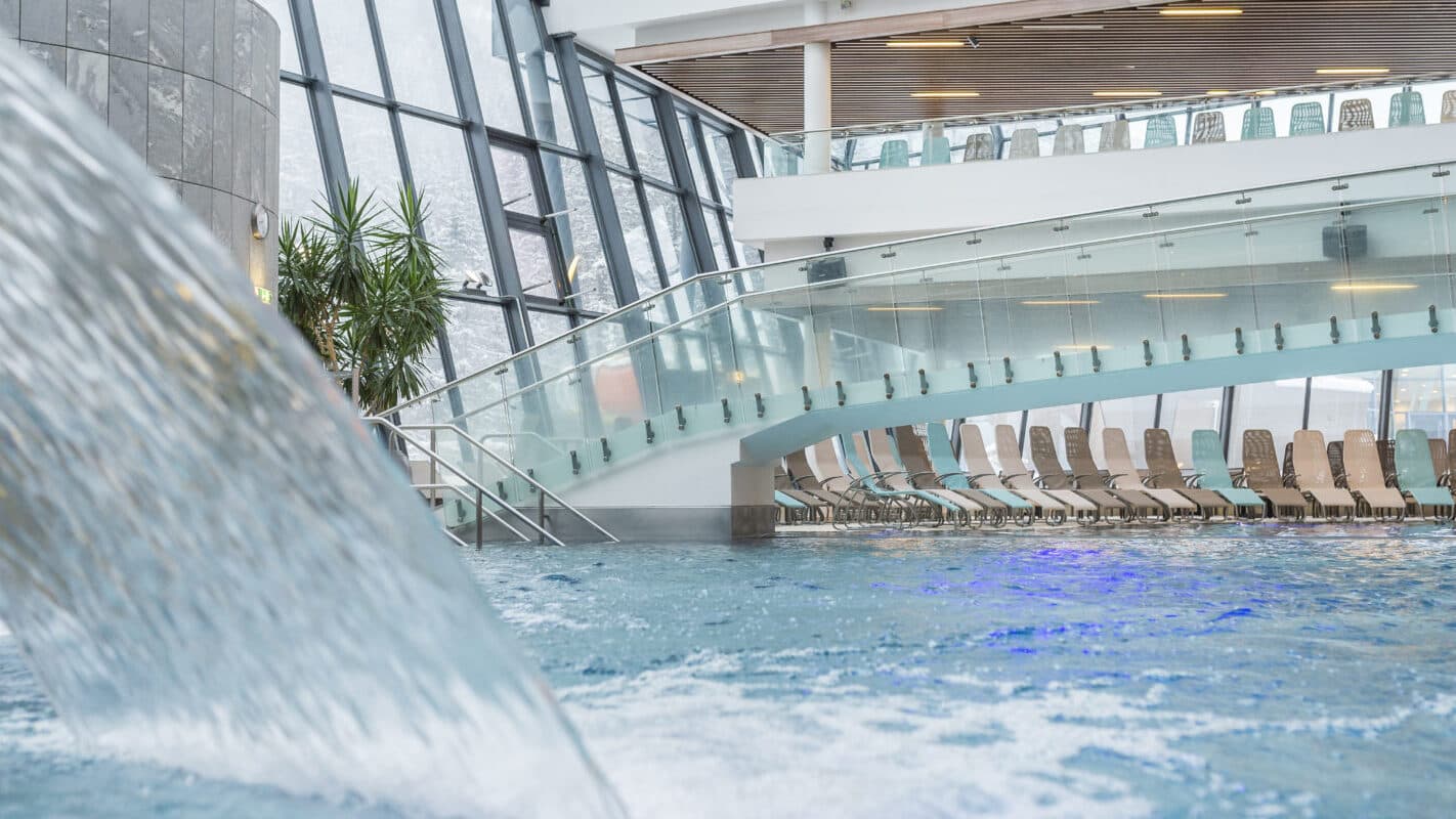 Innenbecken im Thermendom, dem Herzstück der Therme AQUA DOME Tirol