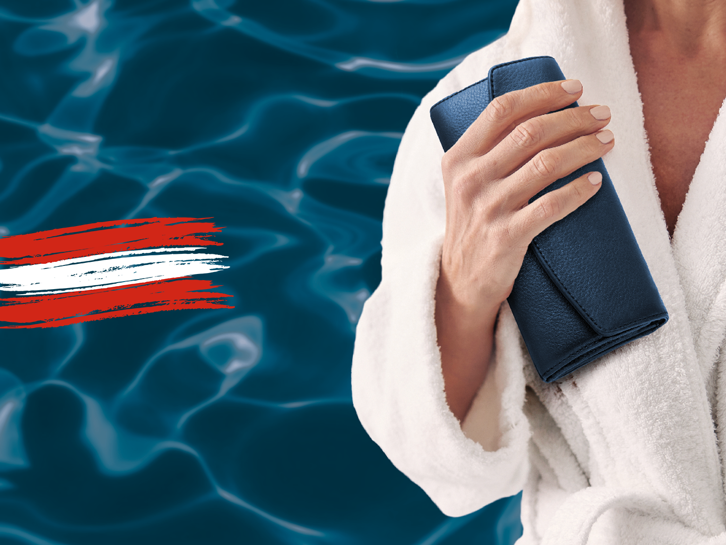 Eine Person in einem weißen Bademantel hält eine dunkelblaue Clutch vor einem unscharfen Poolhintergrund. Auf der linken Seite sind rote und weiße Pinselstriche zu sehen.