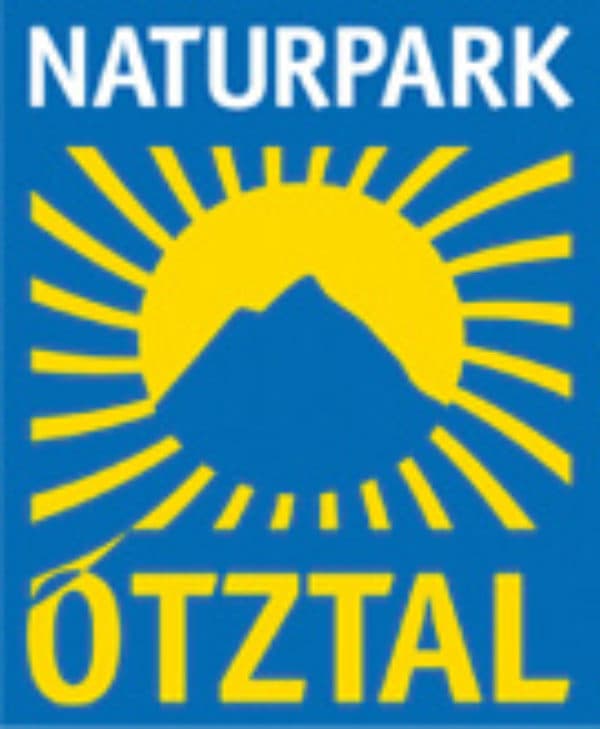 Logo des Naturparks Ötztal mit einem stilisierten gelben Berg und einer Sonne auf blauem Hintergrund.