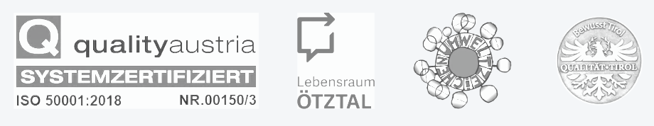 Vier Zertifizierungslogos: Quality Austria ISO 50001:2018, Lebensraum Ötztal, eine stilisierte Netzwerkgrafik und ein Quality Tirol-Siegel mit Adler-Emblem.