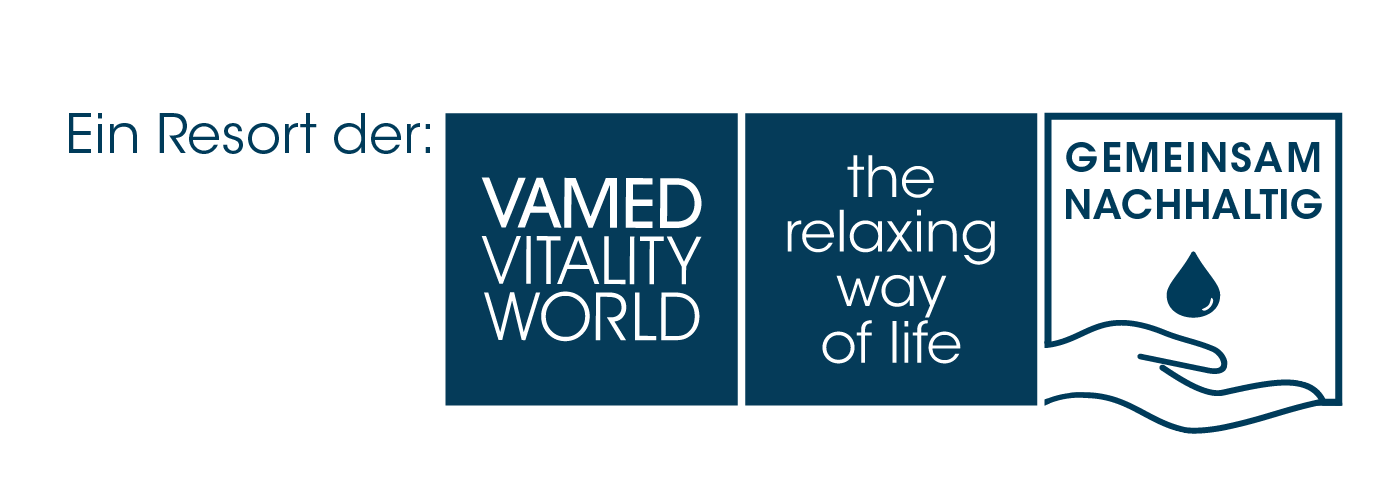 Logo mit deutschem Text „Ein Resort der: VAMED VITALITY WORLD, die entspannende Lebensart, und GEMEINSAM NACHHALTIG“ mit einem Symbol einer Hand, die einen Wassertropfen hält.