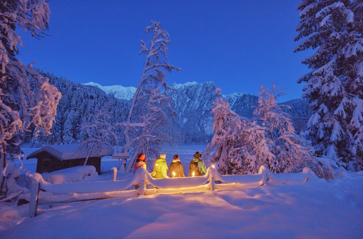 © Ötztal Tourismus, Christian Schneider - Fackelwandern am Piburger See im Ötztal Ötztal bei schöner Abendstimmung im Winter