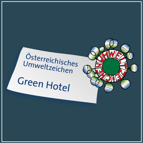 Ein Schild zeigt das Österreichische Umweltzeichen Green Hotel mit einem Umweltzertifizierungslogo auf blauem Hintergrund.