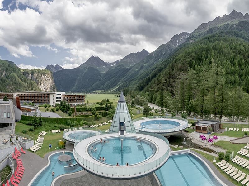 Schwebeschalen und Schwimmbecken des AQUA DOME Therme Tirol