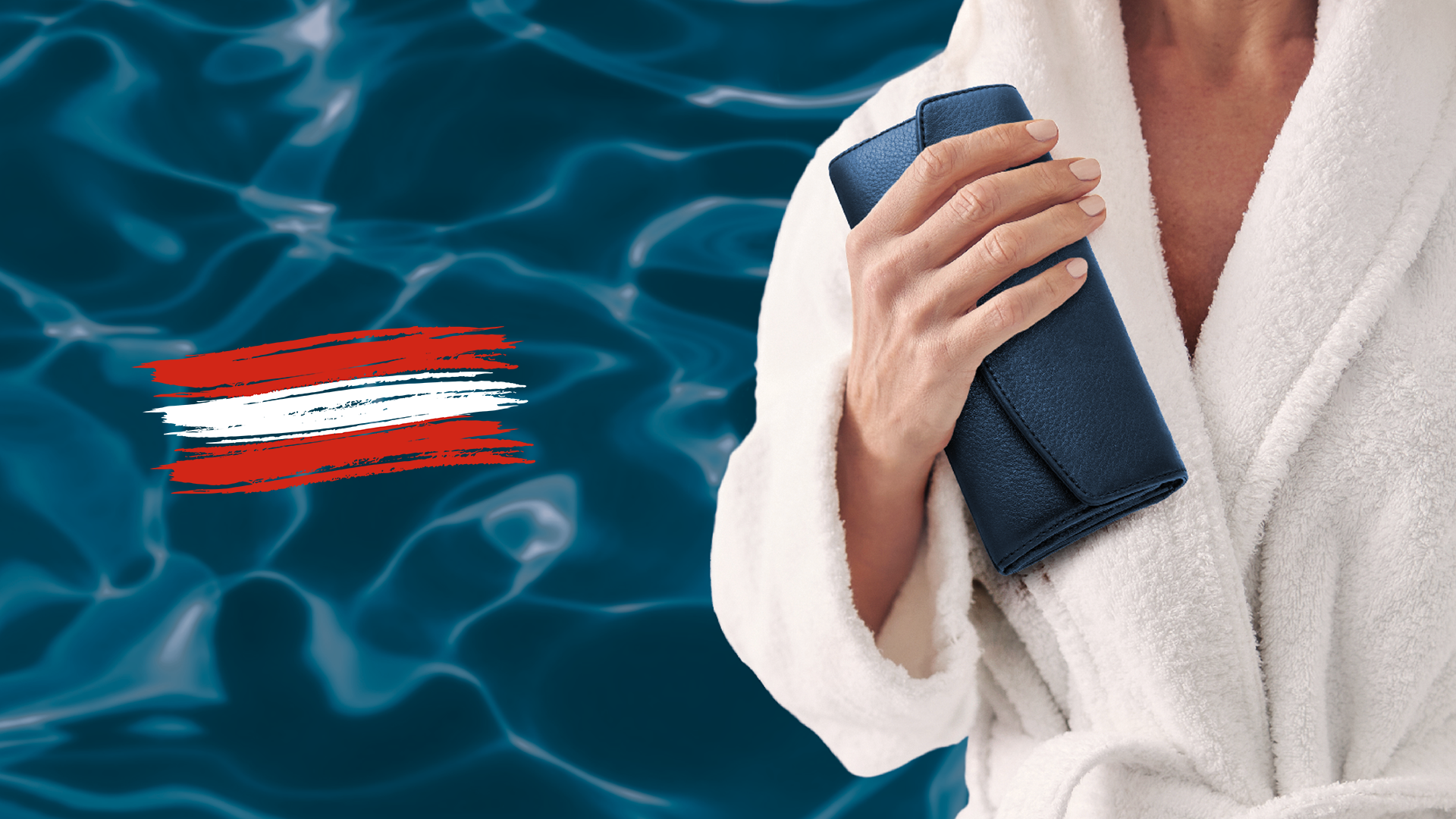Person im weißen Bademantel hält eine dunkelblaue Clutch vor dem Hintergrund plätschernden Wassers. Links ein rot-weißes Pinselstrich-Design.