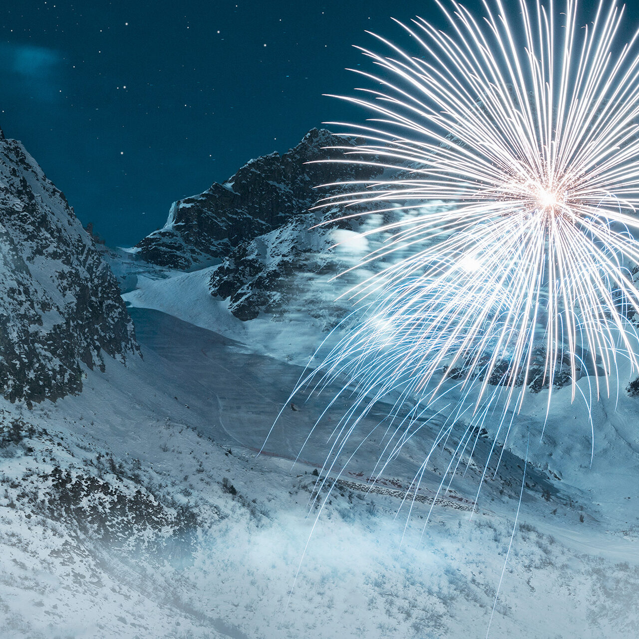 Ein großes Feuerwerk explodiert am Nachthimmel über einer schneebedeckten Berglandschaft und erleuchtet die Gipfel.
