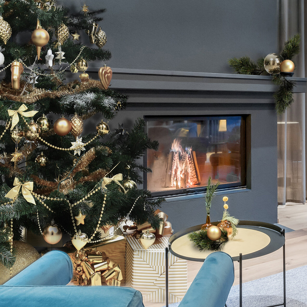 Neben einem brennenden Kamin steht ein geschmückter Weihnachtsbaum mit goldenen Ornamenten und Schleifen. Daneben steht ein Tisch mit Weihnachtsdeko, darunter ein Tannenzweig und ein goldenes Ornament.
