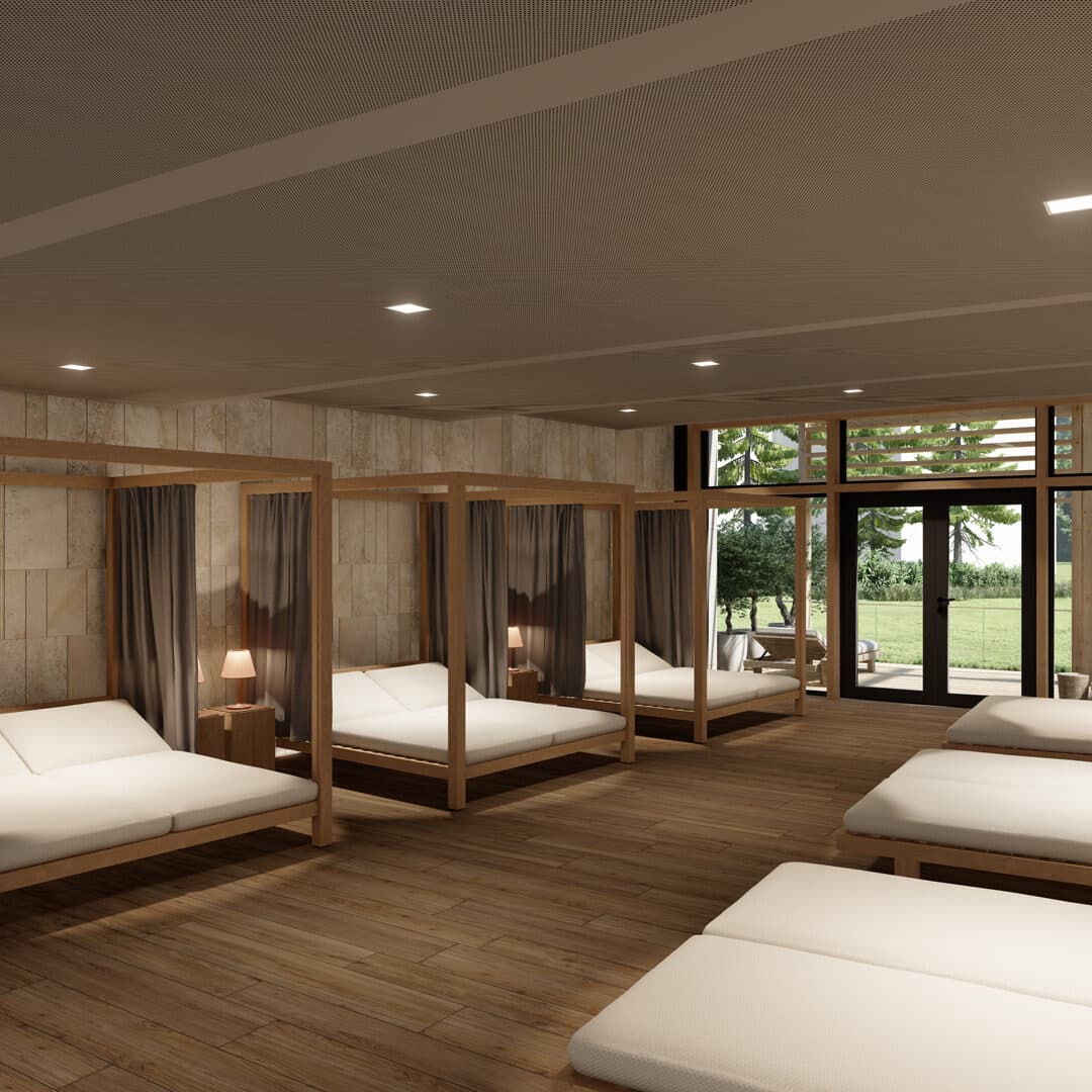 Ampia sala relax con diversi letti a baldacchino, pavimento in legno, pareti in pietra, lampade da comodino e grandi finestre con vista sul verde.