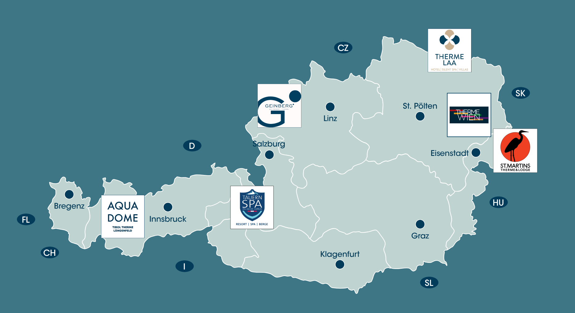 Karte von Österreich, auf der die Standorte der fünf Vamed Vitality World-Thermalbäder hervorgehoben sind, mit den Namen der Städte und den Ländercodes der umliegenden Länder.
